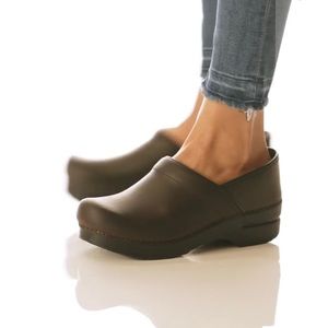DANSKO leather professional slip on comfort support clogs brown size 39/8.5-9